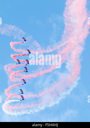 L'équipe de démonstration de parachutisme Falcons RAF effectuer pour le public lors de l'Airshow 2015 Sunderland. Banque D'Images