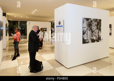 New York, USA. 4ème Nov, 2015. Personnes visitent une exposition de photos marquant les 70 ans d'histoire au siège des Nations Unies à New York, 4 novembre, 2015. L'exposition affiche photos emblématiques et de documents historiques illustrant les moments clés de l'ONU. © Muzi Li/Xinhua/Alamy Live News Banque D'Images