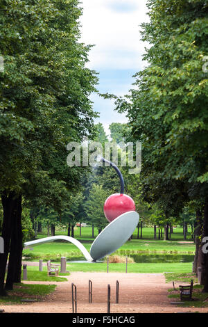 Minneapolis Sculpture Garden avec Spoonbridge and Cherry sculpture-fontaine de Claes Oldenburg & Coosje van Bruggen Banque D'Images