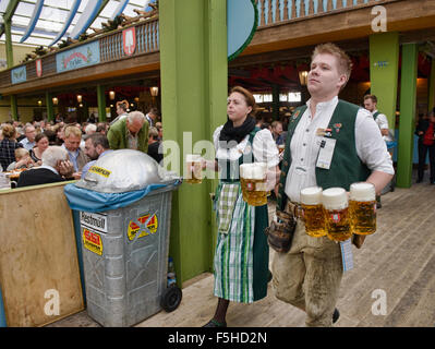 Serveuse et serveur transportant des masses à la bière Oktoberfest de Munich, Allemagne Banque D'Images