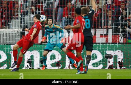 Munich, Allemagne. 4 novembre, 2015. Robert Lewandowski du Bayern Munich scores au cours de l'UEFA Champions League Groupe F match entre le Bayern Munich et Arsenal, à l'Allianz Arena de Munich. Le 4 novembre 2015. Credit : James Boardman/Alamy Live News Banque D'Images