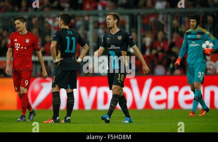 Munich, Allemagne. 4 novembre, 2015. Nacho Monreal d'Arsenal après gestes Bayern va dans le deuxième but au cours de l'UEFA Champions League Groupe F match entre le Bayern Munich et Arsenal, à l'Allianz Arena de Munich. Le 4 novembre 2015. Credit : James Boardman/Alamy Live News Banque D'Images