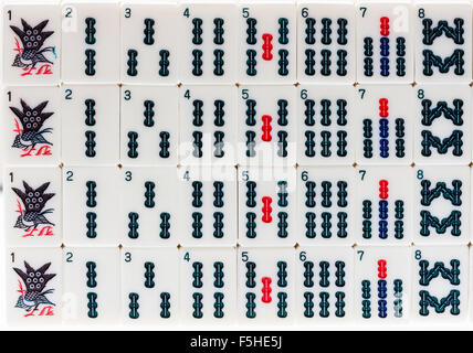 Jeu de jeu de Mahjong. Joué avec des cartes numérotées ou carreaux. Vue du haut vers le bas de quatre rangées de simples bambou, BAMS, carreaux, (cartes), de un à neuf. Banque D'Images