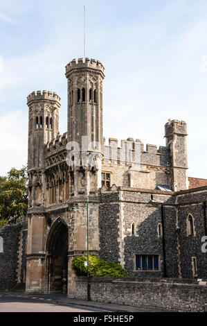 15e siècle guérite médiévale, connue comme la grande porte, Fyndons Gate, entrée à St Augustines Abbey à Canterbury. La journée, ciel bleu. Banque D'Images