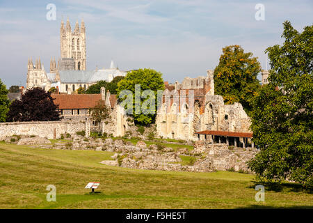 St Augustines Abbey. Les ruines de la nef du 12ème siècle avec la construction du mur et la Cathédrale de Canterbury dans l'arrière-plan. La journée. Ciel bleu. Banque D'Images