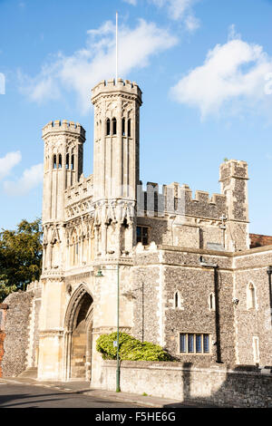 15e siècle guérite médiévale, connue comme la grande porte, Fyndons Gate, entrée à St Augustines Abbey à Canterbury. La journée, ciel bleu. Banque D'Images