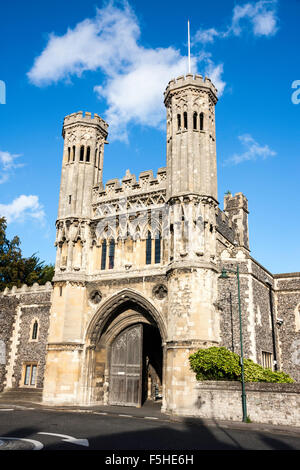 15e siècle guérite médiévale, connue comme la grande porte, Fyndons Gate, entrée à St Augustines Abbey à Canterbury. La journée, ciel bleu. Banque D'Images