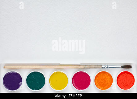 Les peintures pour la peinture et pinceau sur papier blanc vierge sheet Banque D'Images