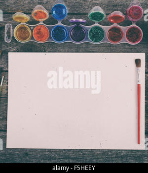 Les peintures à l'aquarelle avec des pinceaux et feuille de papier Banque D'Images