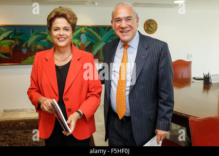 (151105) -- BRASILIA, 5 novembre 2015 (Xinhua) -- Photo fournie par la présidence du Brésil montre la présidente du Brésil, Dilma Rousseff (L) recevant le secrétaire général de l'Organisation de coopération et de développement économiques (OCDE) Jose Angel Gurria à Palacio do Planalto à Brasilia, capitale du Brésil, le 4 novembre 2015. Selon la presse locale, l'OCDE a présenté un rapport sur l'état de l'économie brésilienne et a instamment demandé à l'avance dans le plan d'ajustement budgétaire et d'adopter d'urgence des réformes structurelles pour sortir de la 'critique' de l'économie du pays. (Xinhua/Roberto Stuckert Filho/Brésil. Banque D'Images