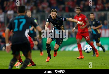 Munich, Allemagne. 4 novembre, 2015. Mesut Ozil d'Arsenal en action au cours de l'UEFA Champions League Groupe F match entre le Bayern Munich et Arsenal, à l'Allianz Arena de Munich. Le 4 novembre 2015. Credit : James Boardman/Alamy Live News Banque D'Images