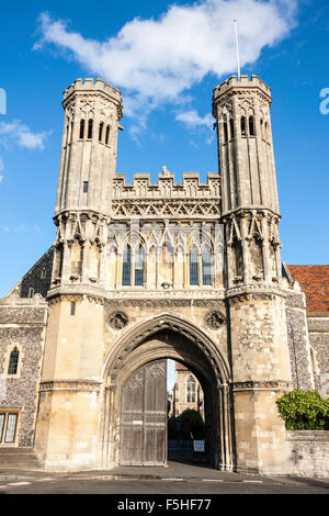 15e siècle guérite médiévale, connue comme la grande porte, Fyndons Gate, entrée à St Augustines Abbey à Canterbury. La journée, ciel bleu. Banque D'Images