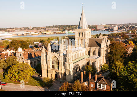 Vue aérienne de la cathédrale du château Norman garder. Heure d'or avec la lumière du soleil sur l'immeuble. Ville et rivière Medway en arrière-plan. Banque D'Images