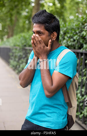 Jeune indien dans la rue Water Banque D'Images