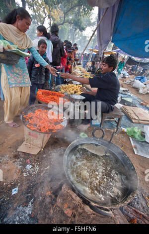 Au cours vendeur de rue alimentaire Maggy festival à Bardia, district de Terai, Népal Banque D'Images