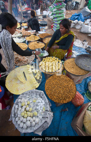 Au cours vendeur de rue alimentaire Maggy festival à Bardia, district de Terai, Népal Banque D'Images