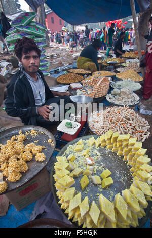 Au cours vendeur de rue alimentaire Maggy festival à Bardia, district de Terai, Népal Banque D'Images