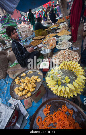 Vendeur de rue au cours de pâtisserie Maggy festival à Bardia, district de Terai, Népal Banque D'Images