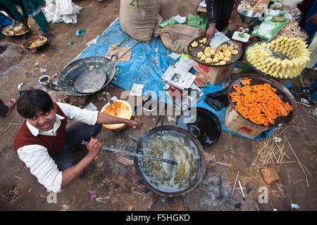 Rue de pâtisserie cuisine au cours de Maggy festival à Bardia, district de Terai, Népal Banque D'Images