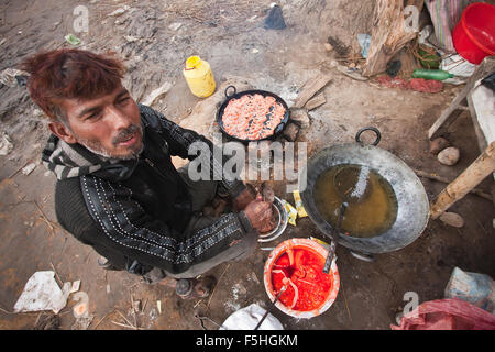 Au cours de pâtisserie cuisson Maggy festival à Bardia, district de Terai, Népal Banque D'Images