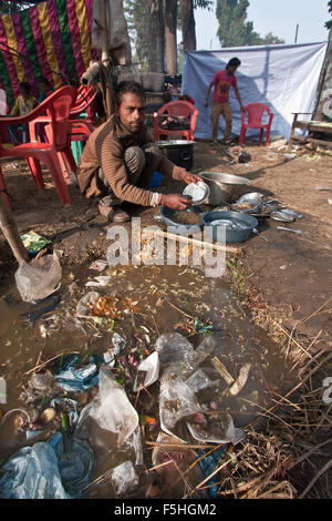 Lave-vaisselle au cours de Maggy festival à Bardia, district de Terai, Népal Banque D'Images