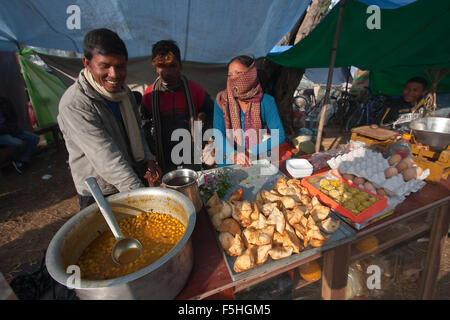 Au cours vendeur de rue alimentaire Maggy festival à Bardia, district de Terai, Népal Banque D'Images