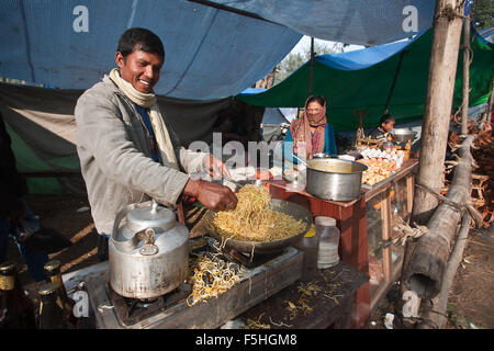 Vendeur de rue au cours de Maggy festival à Bardia, district de Terai, Népal Banque D'Images