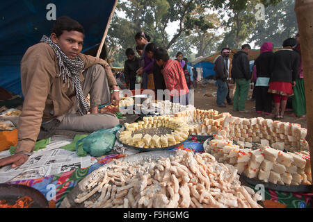 Vendeur de rue au cours de Maggy festival à Bardia, district de Terai, Népal Banque D'Images