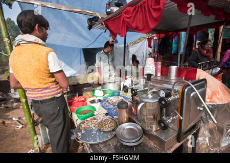 Vendeur de rue faire du café au cours de Maggy festival à Bardia, district de Terai, Népal Banque D'Images