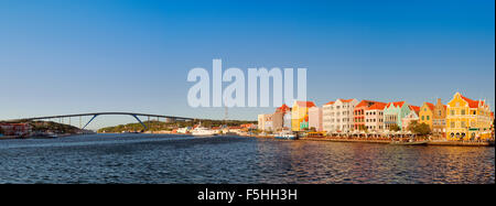 Le front de mer à Willemstad, Curaçao dans les Antilles néerlandaises dans la lumière du soleil de fin de soirée. Avec les maisons colorées de Punda un Banque D'Images