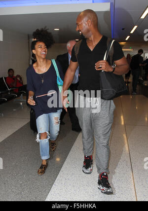 Kenric Sonequa Martin-Green et mari Green à l'Aéroport International de Los Angeles (LAX) comprend : Sonequa Martin-Green Kenric, Green Où : Los Angeles, California, United States Quand : 03 Oct 2015 Banque D'Images