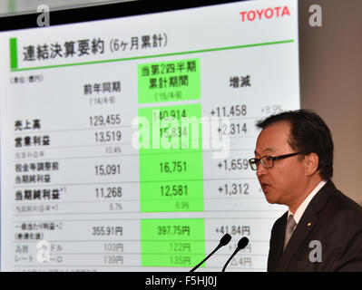 Tokyo, Japon. 5Th Nov, 2015. La gestion de l'agent de Tetsuya Otake Toyota Motor Corp. et parle au cours d'une conférence de presse à son siège social à Tokyo, le jeudi 5 novembre, 2015. Toyota a enregistré une hausse de 13,5 pour cent des bénéfices pour le deuxième trimestre grâce à de fortes ventes, réduction des coûts et un taux de change favorable. Toyota a déclaré des profits de 611,7 milliards de juillet-septembre de yens, en hausse par rapport à 539 milliards de yens l'année précédente. Credit : Natsuki Sakai/AFLO/Alamy Live News Banque D'Images