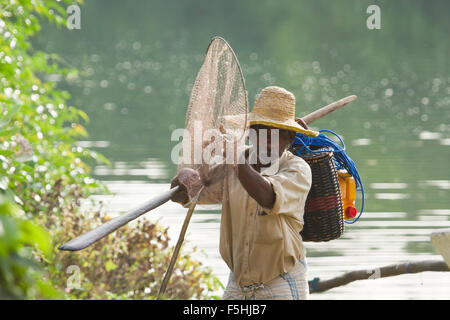 Pêcheur traditionnel dans la région de Batticaloa, Sri Lanka Banque D'Images