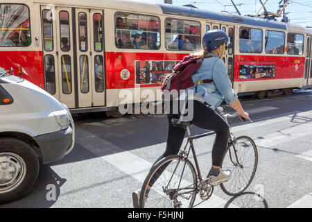 Femme City biker Prague vélo dans la circulation, femme chevauchant une rue cyclable, Prague Tram République tchèque femme vélo ville Banque D'Images