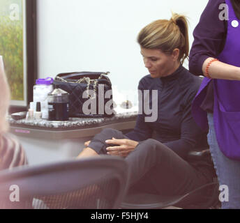 Lori Loughlin visite un salon de manucure à Beverly Hills avec : Lori Loughlin Où : Los Angeles, California, United States Quand : 03 Oct 2015 Banque D'Images