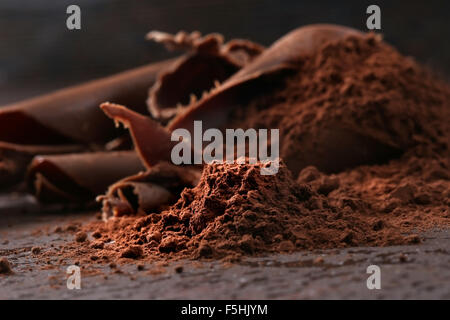 Copeaux de chocolat noir et saupoudré de poudre de cacao Banque D'Images