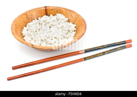 Bol en bambou avec du riz et baguettes isolated on white Banque D'Images