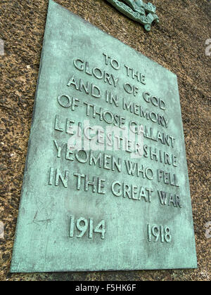 Inscriptions commémoratives sur plaque de métal sur le Leicestershire Yeomanry War Memorial, Bradgate Park, Leicestershire, Angleterre, Royaume-Uni. Banque D'Images