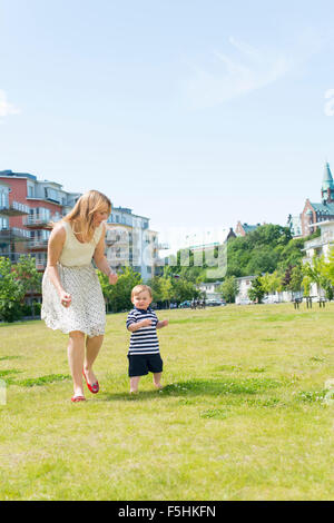 La Suède, Sodermanland, Nacka, Finnboda Hamn, Mother with baby boy (18-23 mois) in park