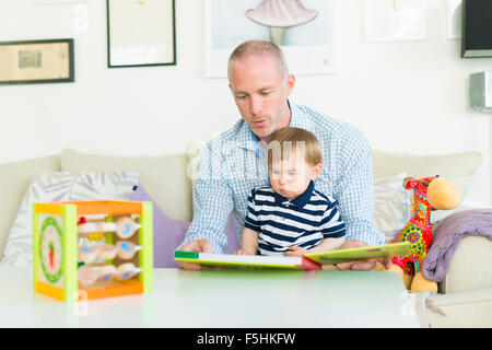 La Suède, l'homme la lecture à son fils (18-23 mois)