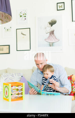 La Suède, l'homme la lecture à son fils (18-23 mois)