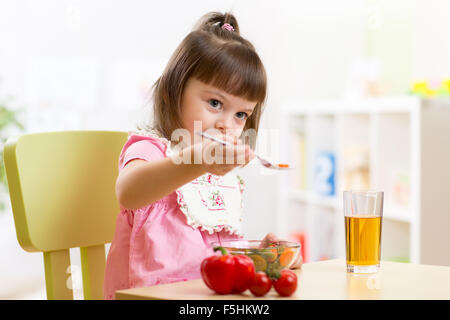 Enfant cute little girl eating aliments sains dans l'école maternelle Banque D'Images