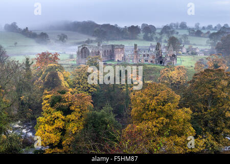 Abbaye Egglestone, Barnard Castle, Teesdale, County Durham, Royaume-Uni. 5e novembre 2015. Météo britannique. Un brouillard terne et commencer la journée dans le nord de l'Angleterre, mais les arbres à au moins ajouter de la couleur au paysage comme un épais brouillard roule sur la terres agricoles autour Egglestone Abbey. Crédit : David Forster/Alamy Live News Banque D'Images