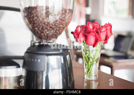 Roses rouges en coffee shop, stock photo Banque D'Images