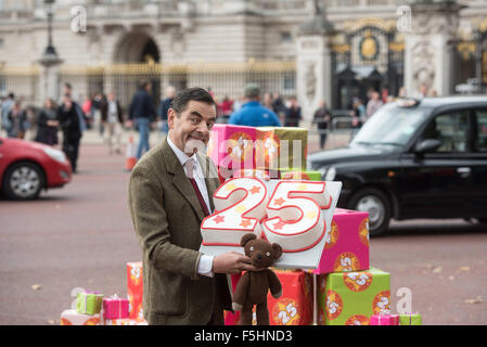 L'icône comédie britannique, M. Bean célèbre ses 25 ans de succès dans la rubrique et à Buckingham Palace. Avec : Rowan Atkinson Où : London, Royaume-Uni Quand : 04 Oct 2015 Banque D'Images