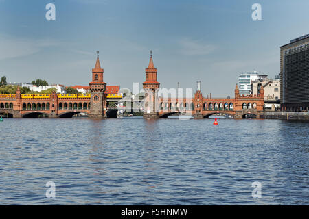 Berlin, Allemagne, donnant sur la rivière Spree sur l'Oberbaumbruecke Banque D'Images