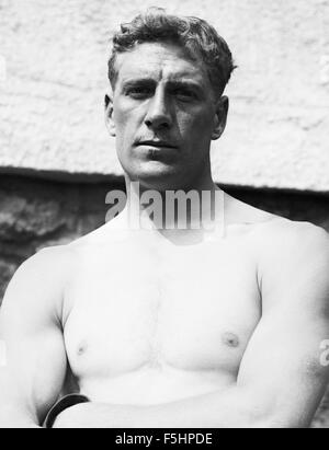 Vintage photo du boxeur Anglais Billy Bombardier Wells (1889 - 1967). Des puits, de l'East End de Londres, était britannique et l'Empire britannique Heavyweight Champion de 1911 à 1919. Il était également célèbre pour être l'un des premiers 'Rang' gongman - la personne vu trouver le grand gong au début de l'Organisation Classement des films. Banque D'Images