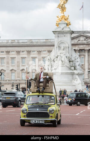 L'icône comédie britannique, M. Bean célèbre ses 25 ans de succès dans la rubrique et à Buckingham Palace. Avec : Rowan Atkinson Où : London, Royaume-Uni Quand : 04 Oct 2015 Banque D'Images