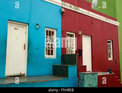 Rangée de maisons de couleurs vives dans la ville du Cap Bo-Kaap, quartier de Malay. Banque D'Images