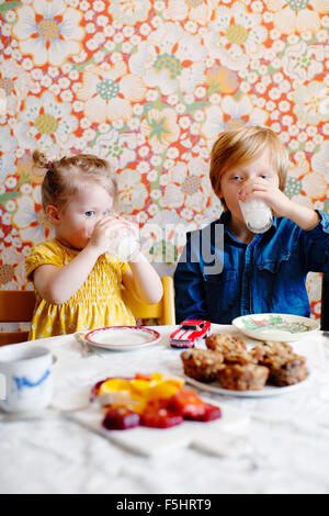 La Suède, Boy (10-11) and girl (2-3) boire du lait